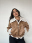 Chaqueta caqui tipo cazadora para mujer con chiporro, cinturón y cuello alto kadenkas.com