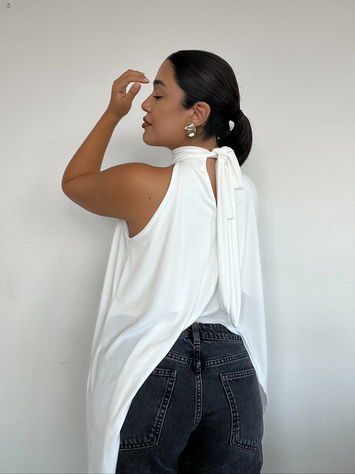 Top polera halter blanco estilo capa con amarras, diseño fluido y corte simétrico para mujer