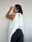 Top polera halter blanco estilo capa con amarras, diseño fluido y corte simétrico para mujer