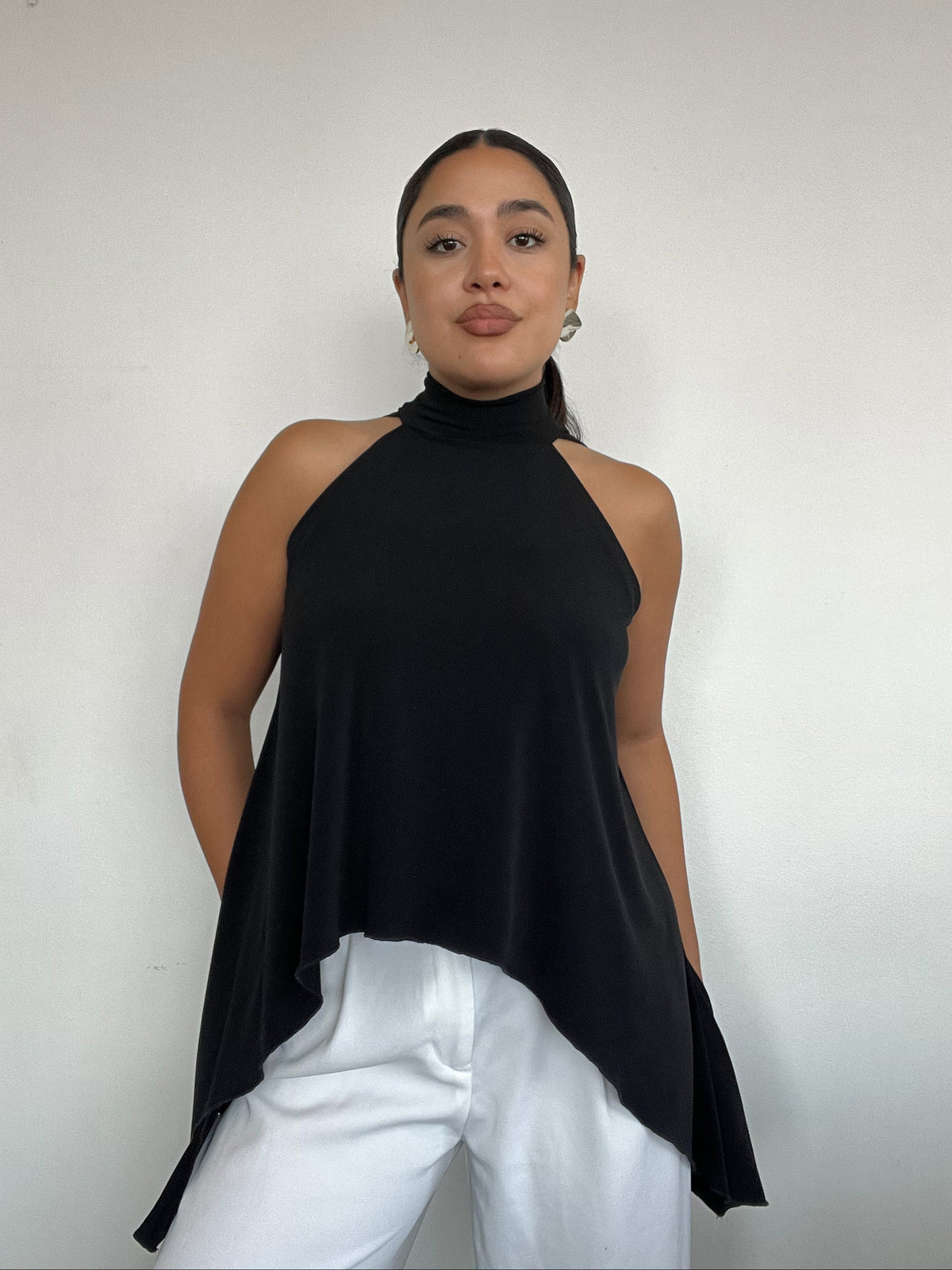 Top polera halter negro estilo capa con amarras, diseño fluido y corte simétrico para mujer