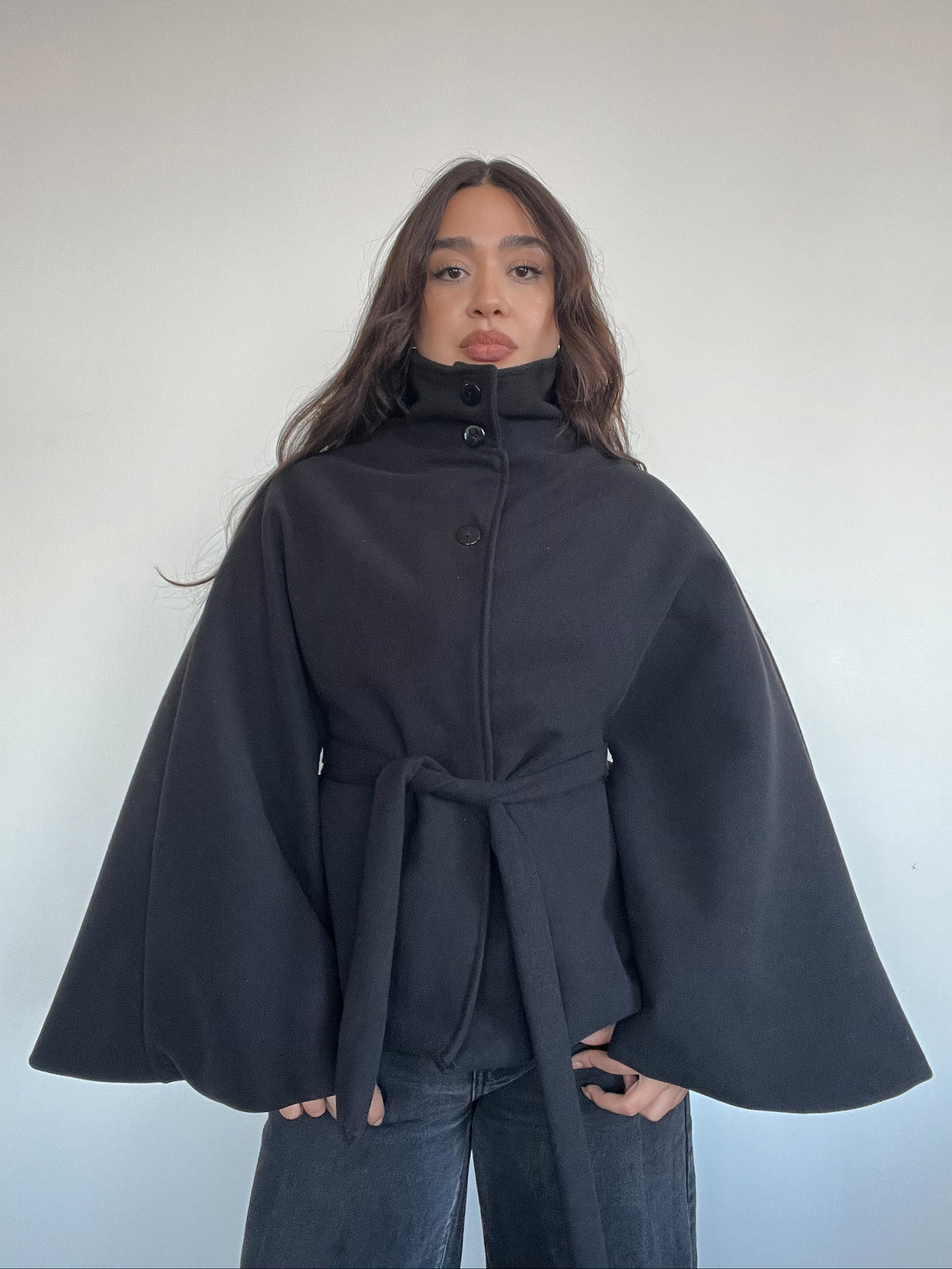 CHAQUETA OSAKA NEGRA - ABRIGO TIPO CAPA CON CINTURÓN