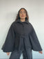 CHAQUETA OSAKA NEGRA - ABRIGO TIPO CAPA CON CINTURÓN