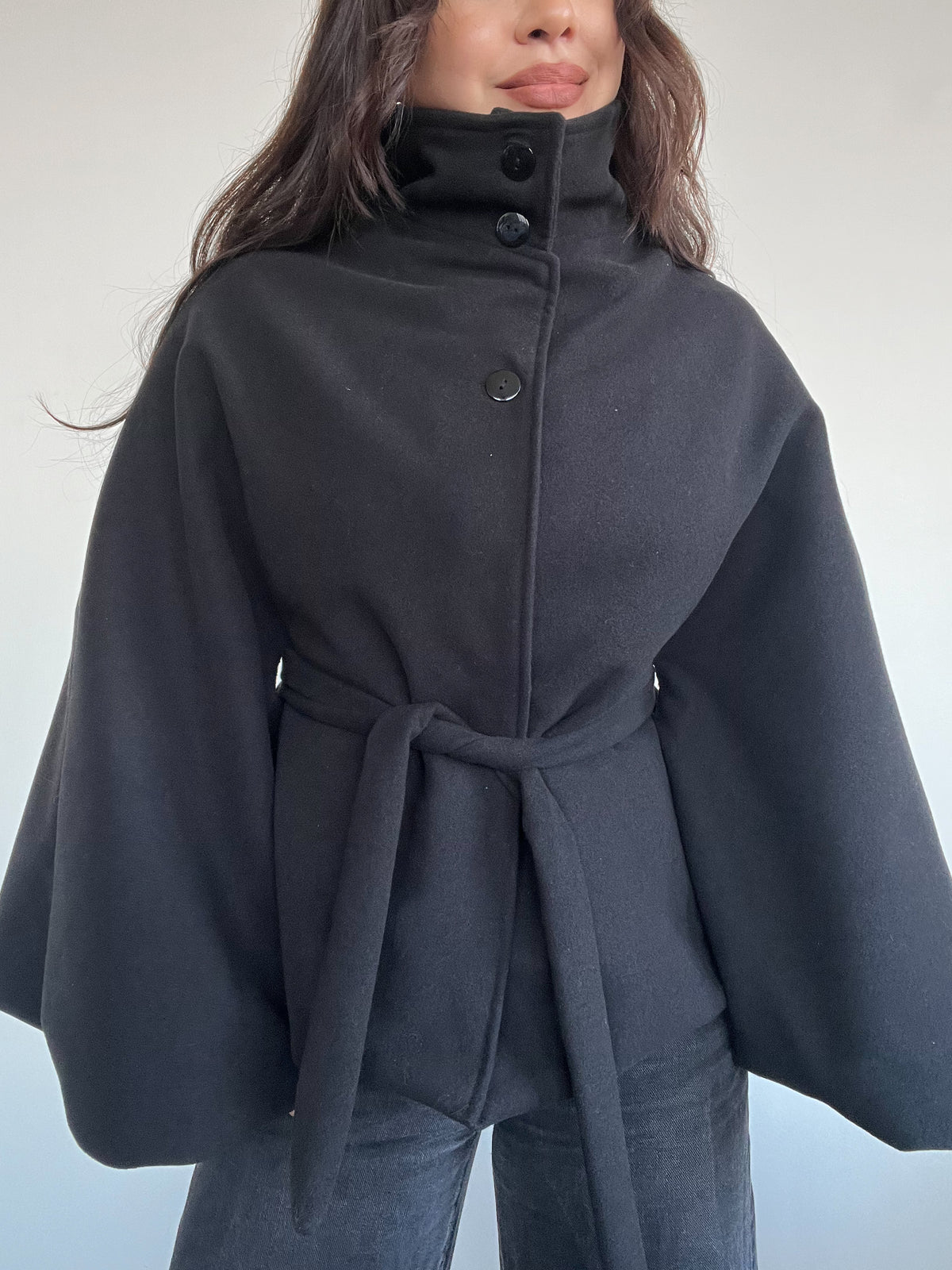 CHAQUETA OSAKA NEGRA - ABRIGO TIPO CAPA CON CINTURÓN