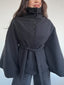 CHAQUETA OSAKA NEGRA - ABRIGO TIPO CAPA CON CINTURÓN