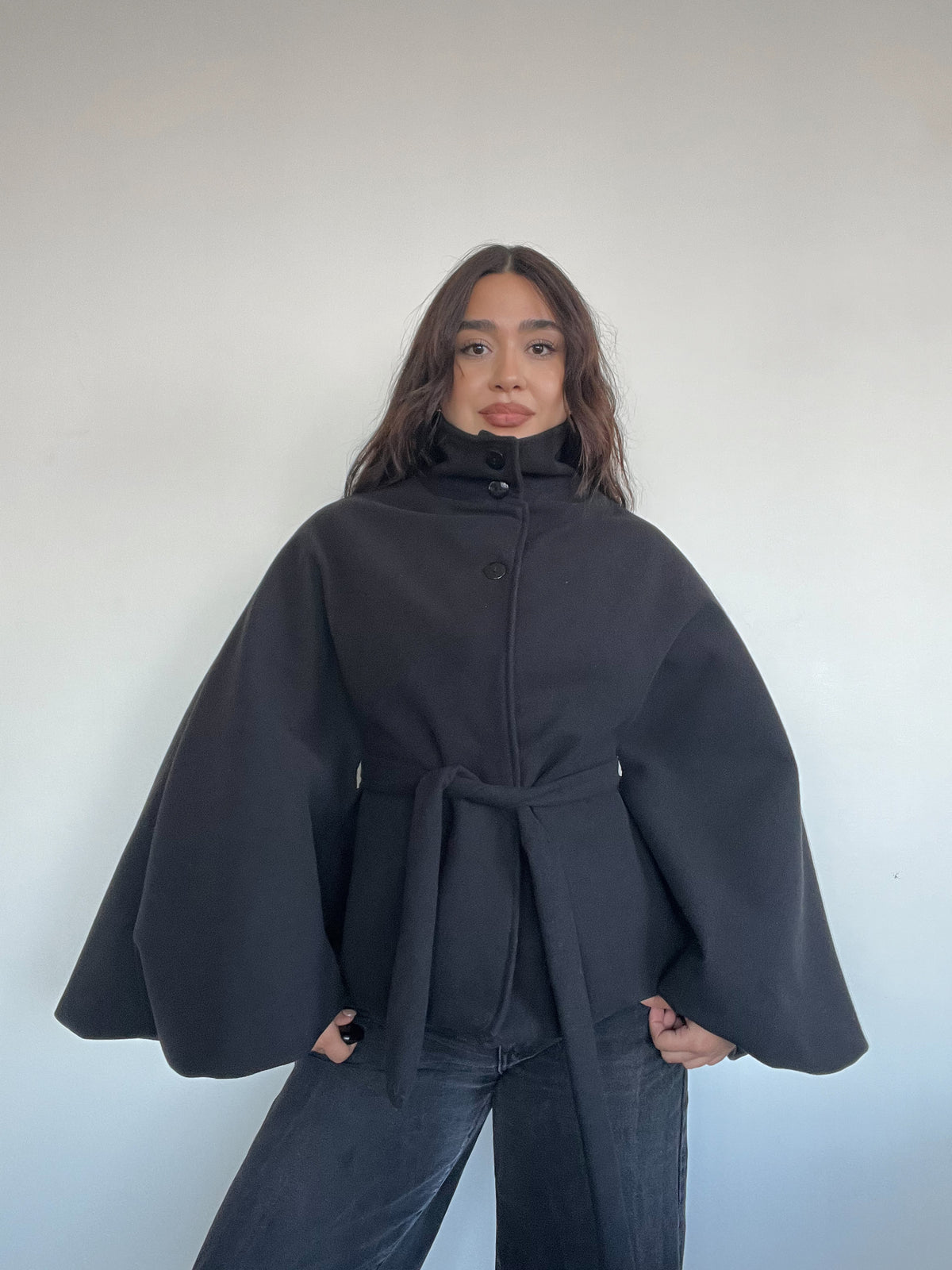 CHAQUETA OSAKA NEGRA - ABRIGO TIPO CAPA CON CINTURÓN