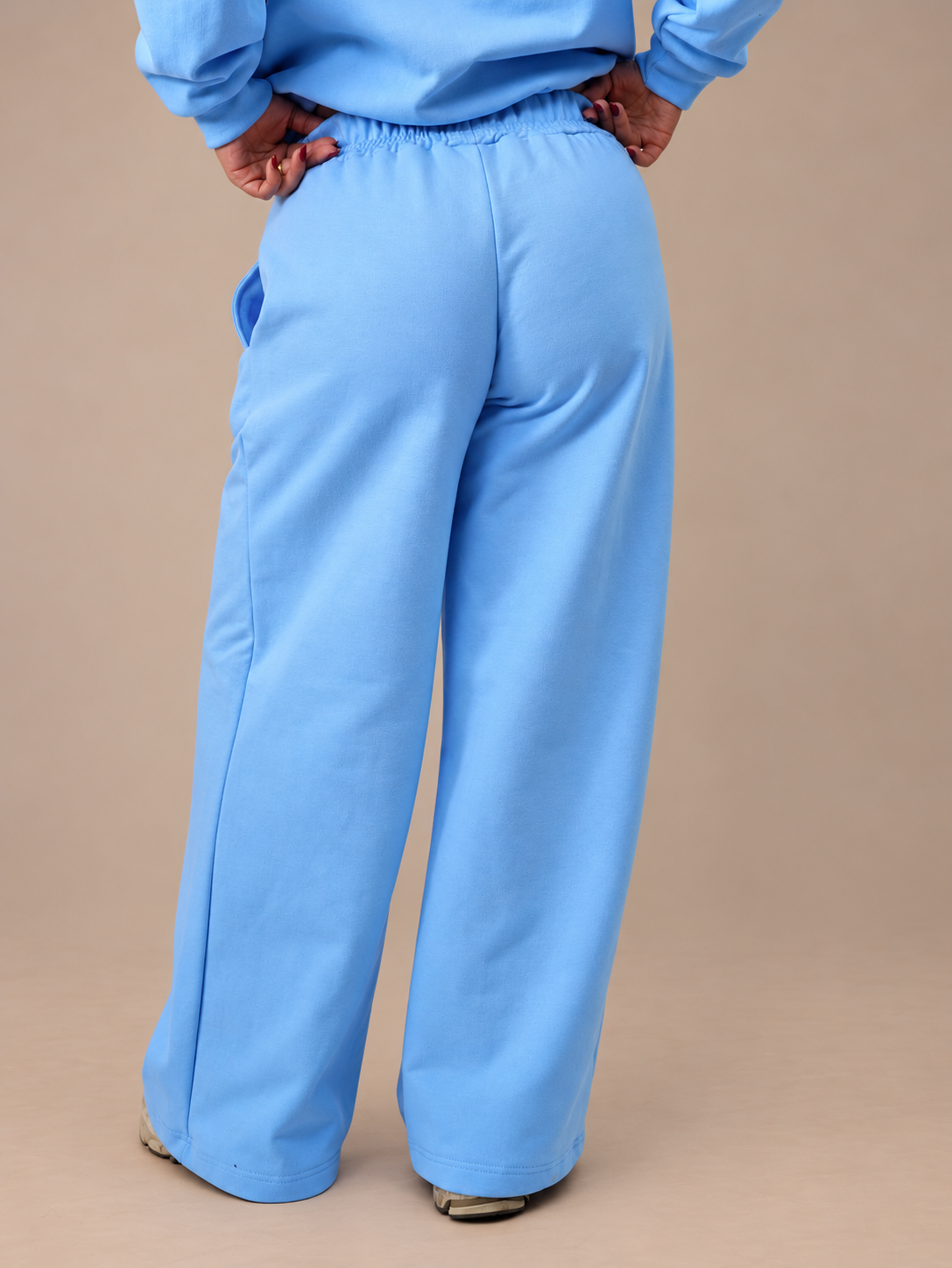 PANTALÓN DE BUZO RECTO LOGO BORDADO - CELESTE