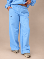 PANTALÓN DE BUZO RECTO LOGO BORDADO - CELESTE