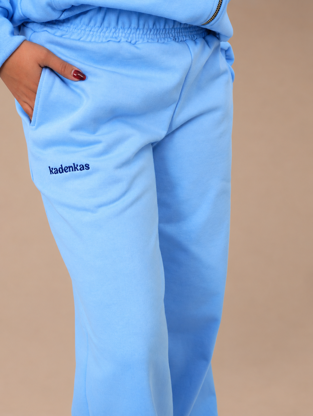 PANTALÓN DE BUZO RECTO LOGO BORDADO - CELESTE