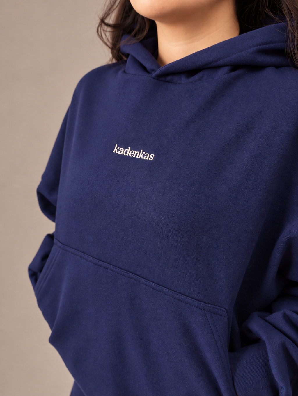 POLERÓN HOODIE CANGURO LOGO BORDADO - AZUL MARINO