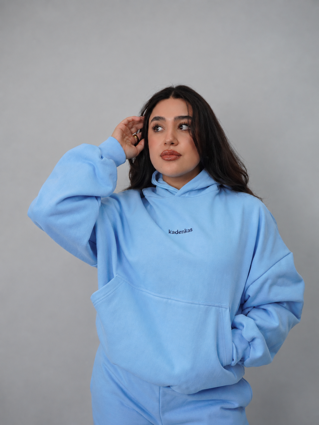 POLERÓN HOODIE CANGURO LOGO BORDADO - CELESTE