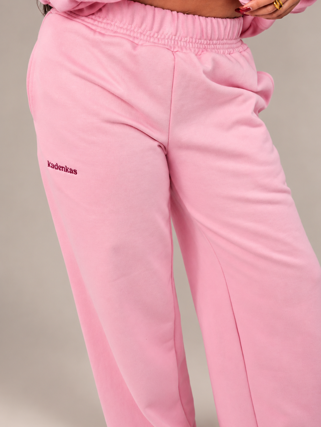PANTALÓN DE BUZO RECTO LOGO BORDADO - ROSADO