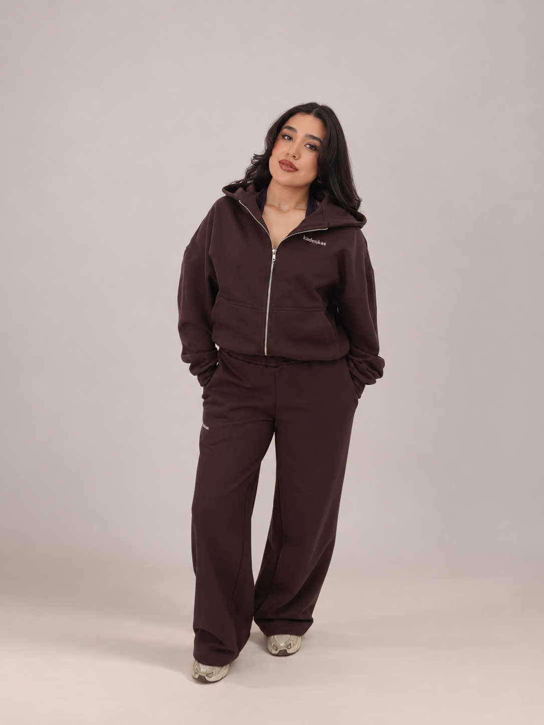 PANTALÓN DE BUZO RECTO LOGO BORDADO - CAFÉ