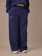 PANTALÓN DE BUZO RECTO LOGO BORDADO - AZUL MARINO