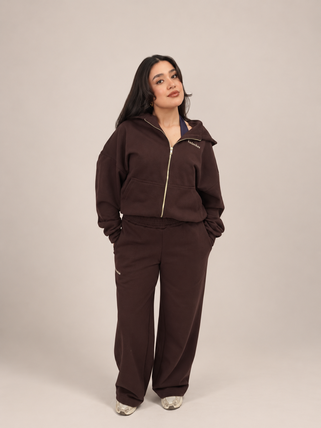 PANTALÓN DE BUZO RECTO LOGO BORDADO - CAFÉ