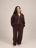 PANTALÓN DE BUZO RECTO LOGO BORDADO - CAFÉ