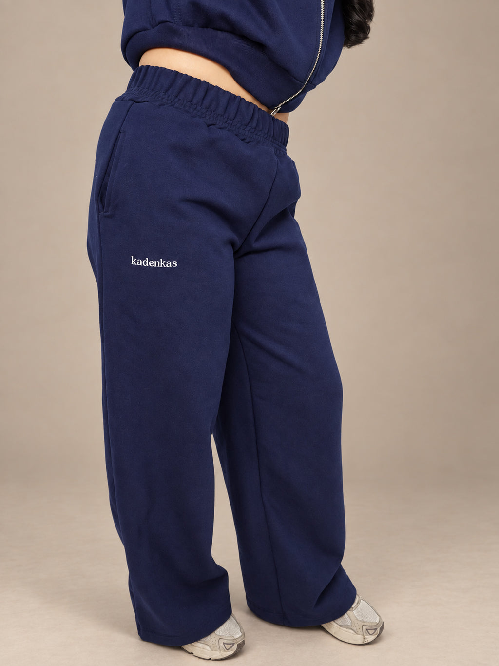 PANTALÓN DE BUZO RECTO LOGO BORDADO - AZUL MARINO