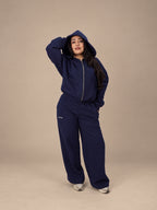 PANTALÓN DE BUZO RECTO LOGO BORDADO - AZUL MARINO
