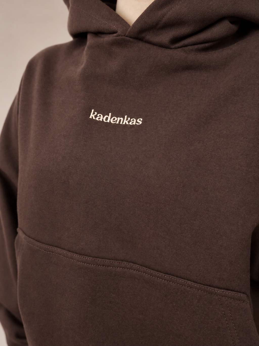 POLERÓN HOODIE CANGURO LOGO BORDADO - CAFÉ