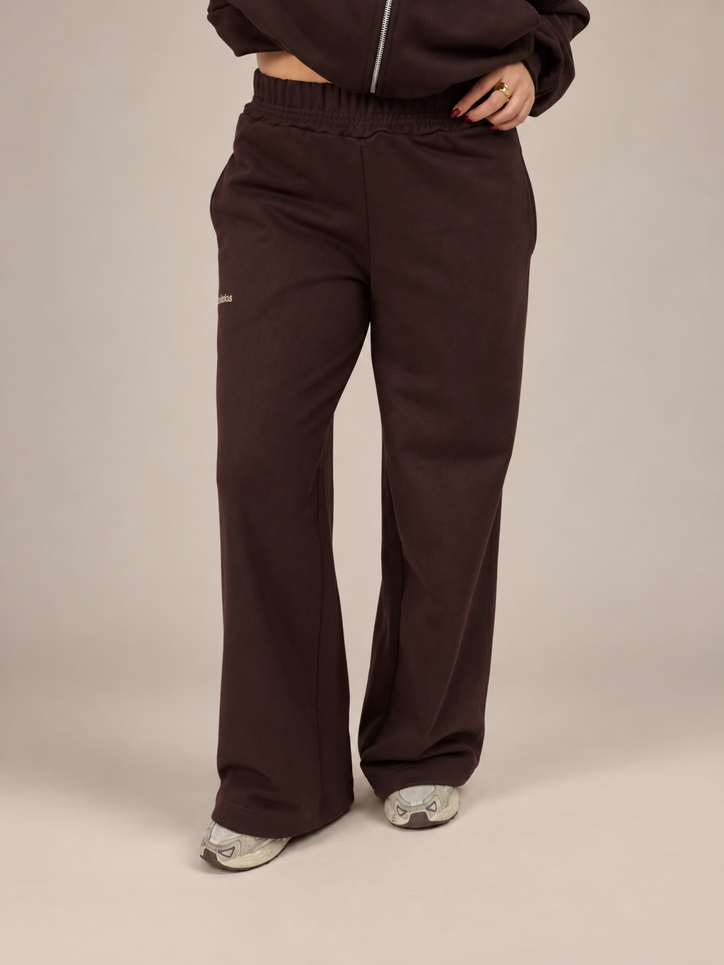 PANTALÓN DE BUZO RECTO LOGO BORDADO - CAFÉ