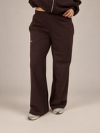 PANTALÓN DE BUZO RECTO LOGO BORDADO - CAFÉ