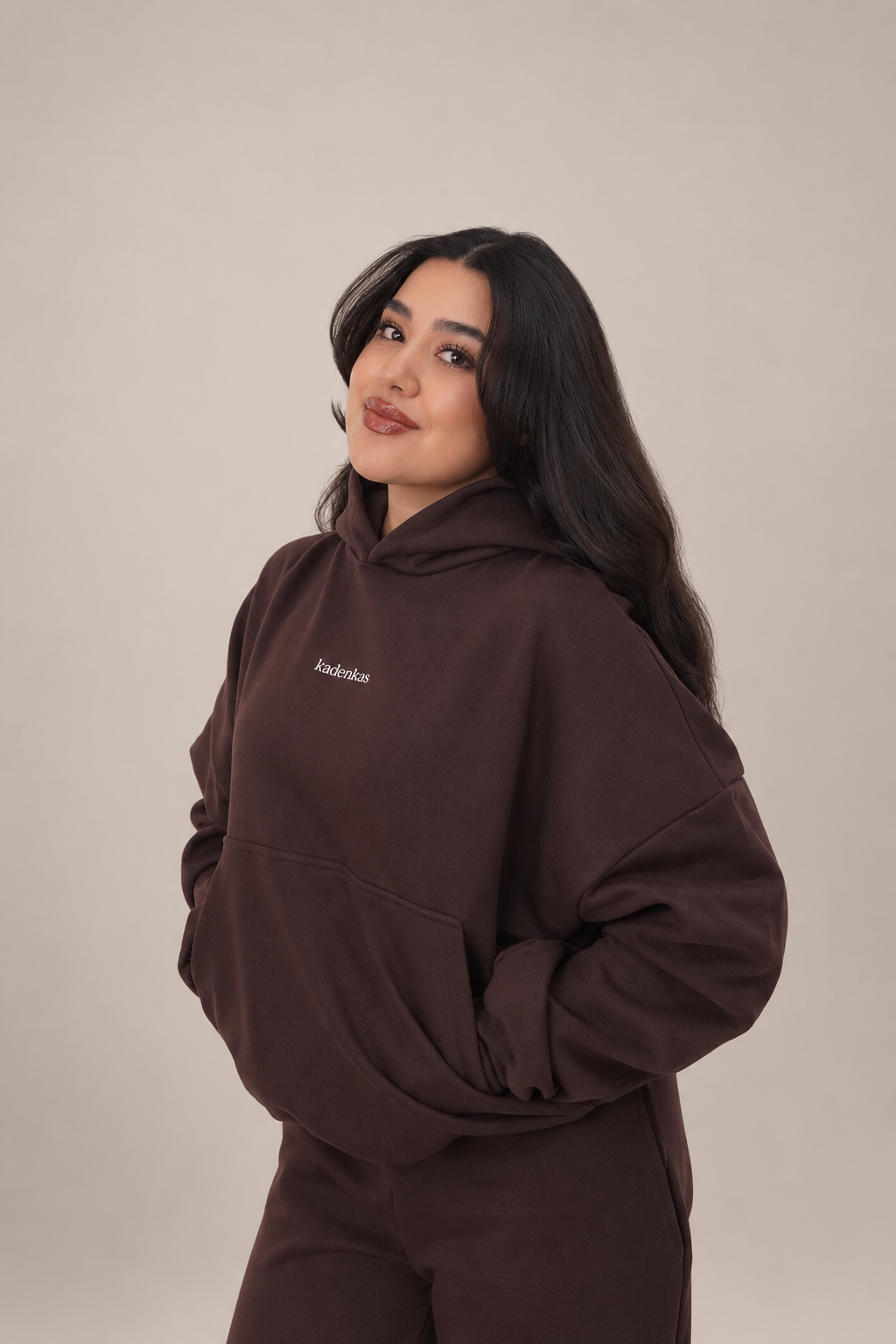 POLERÓN HOODIE CANGURO LOGO BORDADO - CAFÉ