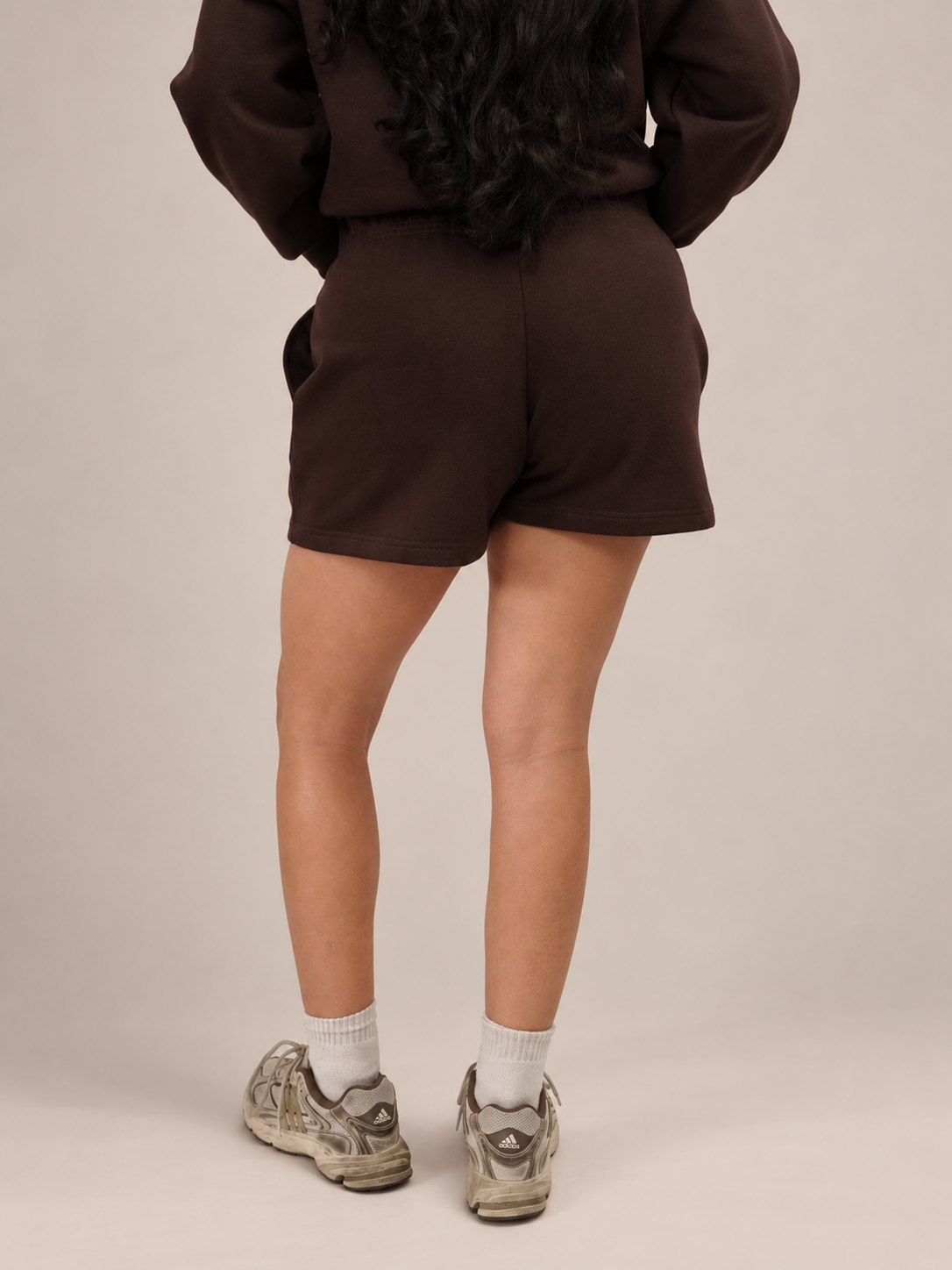 SHORT DE BUZO LOGO BORDADO - CAFÉ