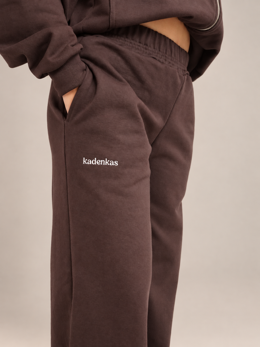 PANTALÓN DE BUZO RECTO LOGO BORDADO - CAFÉ