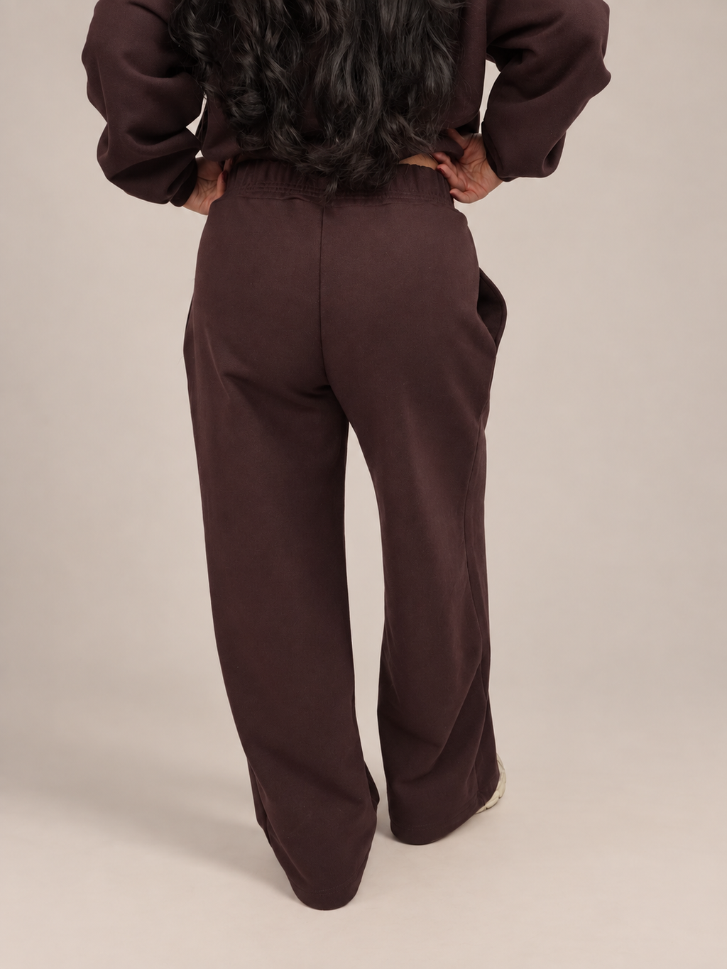 PANTALÓN DE BUZO RECTO LOGO BORDADO - CAFÉ
