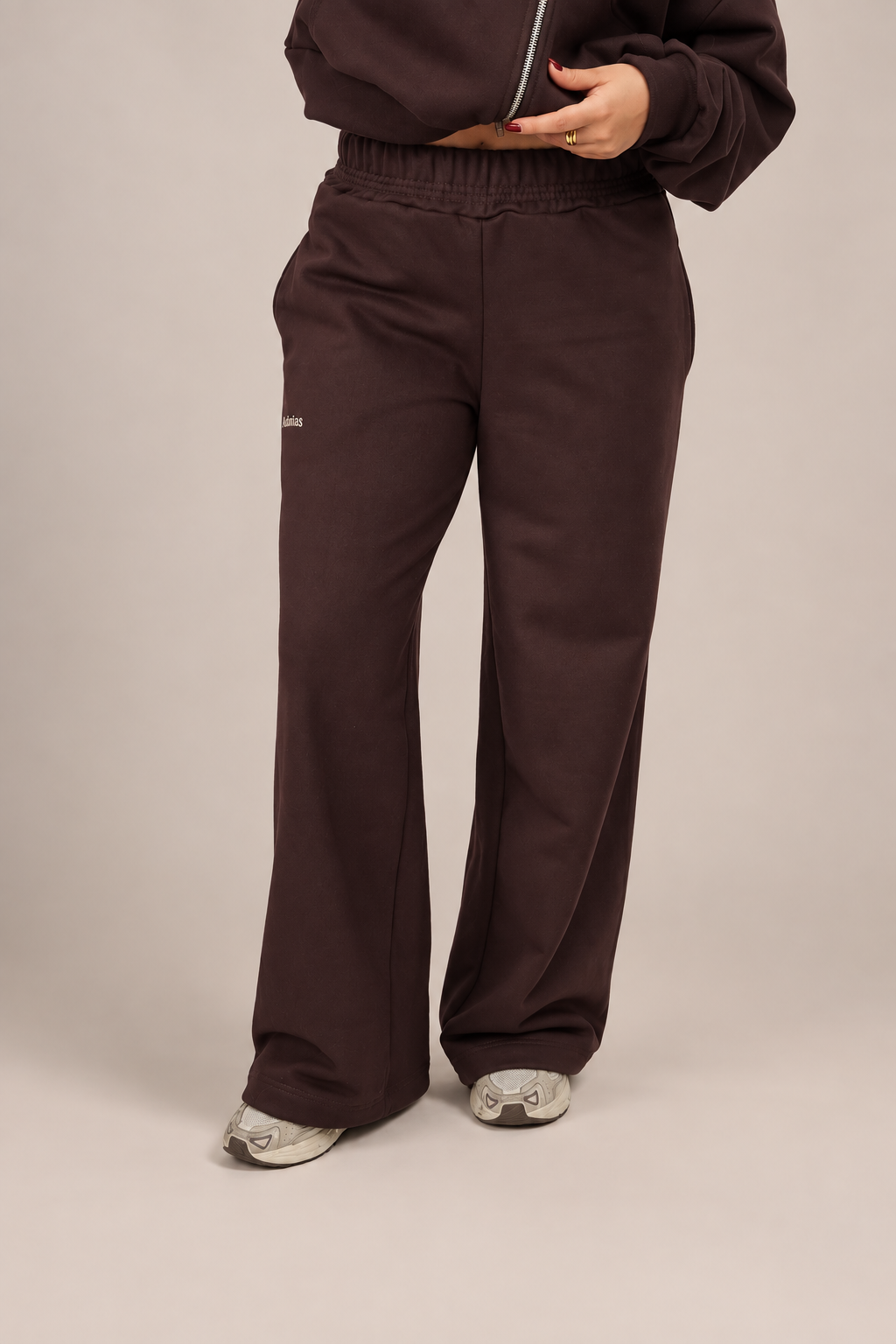 PANTALÓN DE BUZO RECTO LOGO BORDADO - CAFÉ