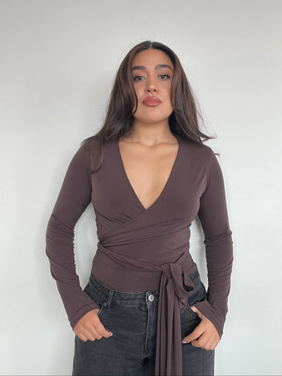 TOP PILATES CAFÉ - POLERA MANGA LARGA ESCOTE CRUZADO AMARRAS