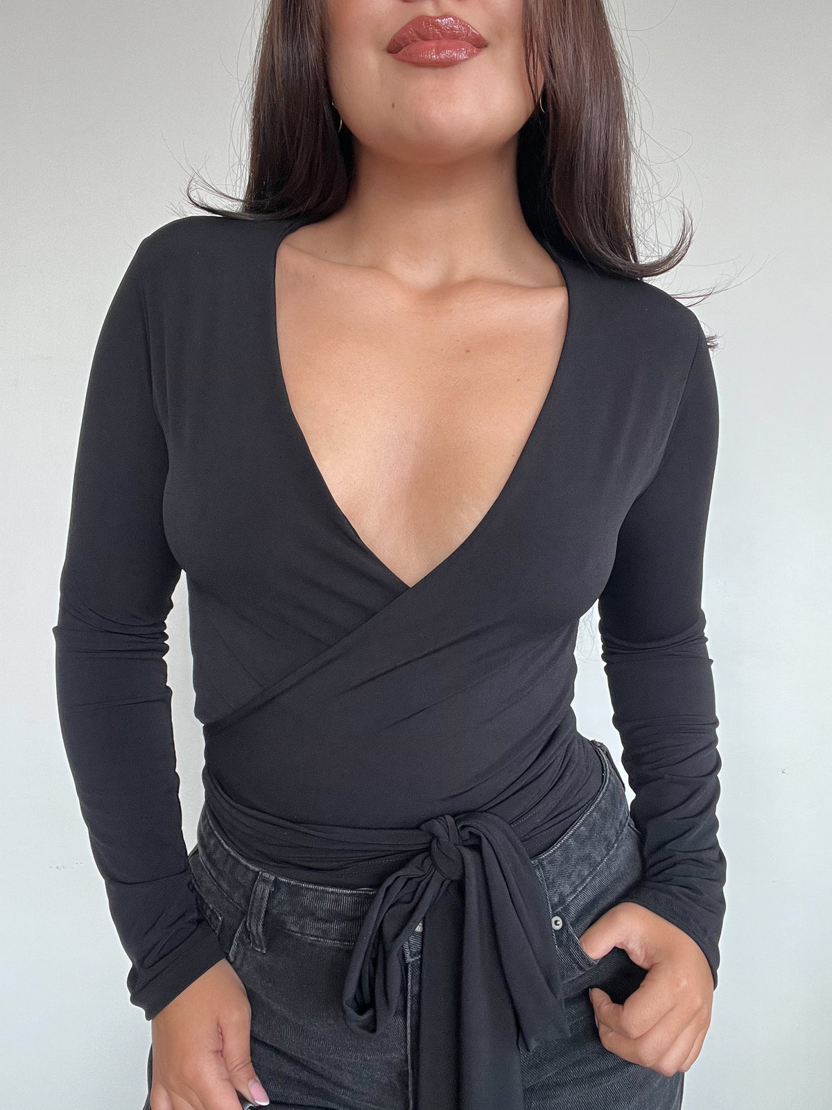 TOP PILATES NEGRO - POLERA MANGA LARGA ESCOTE CRUZADO AMARRAS