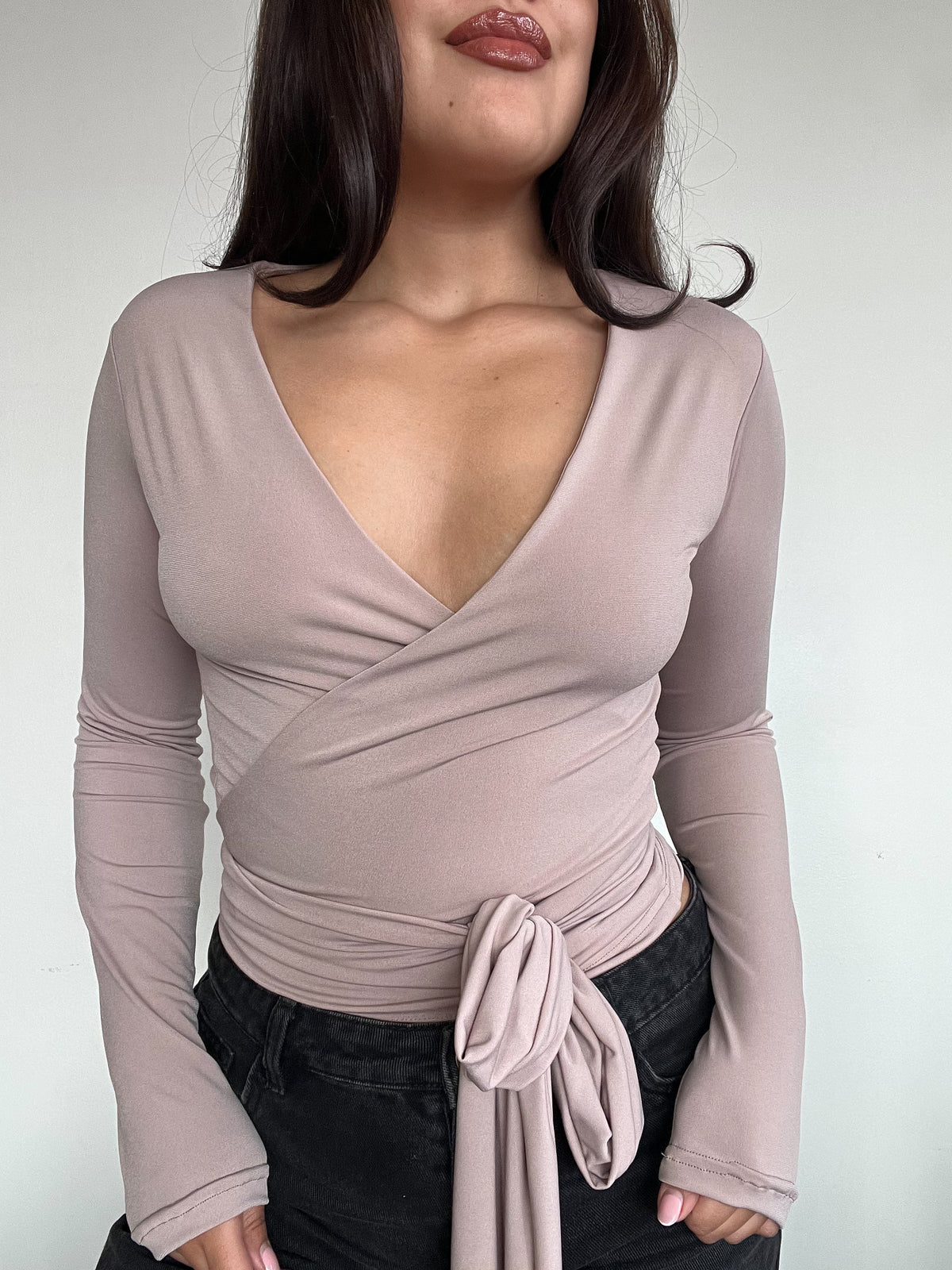 TOP PILATES BEIGE - POLERA MANGA LARGA ESCOTE CRUZADO AMARRAS