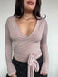 TOP PILATES BEIGE - POLERA MANGA LARGA ESCOTE CRUZADO AMARRAS