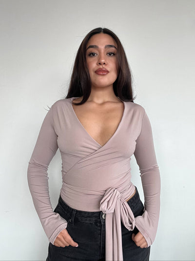 TOP PILATES BEIGE - POLERA MANGA LARGA ESCOTE CRUZADO AMARRAS