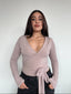 TOP PILATES BEIGE - POLERA MANGA LARGA ESCOTE CRUZADO AMARRAS