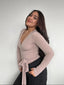 TOP PILATES BEIGE - POLERA MANGA LARGA ESCOTE CRUZADO AMARRAS
