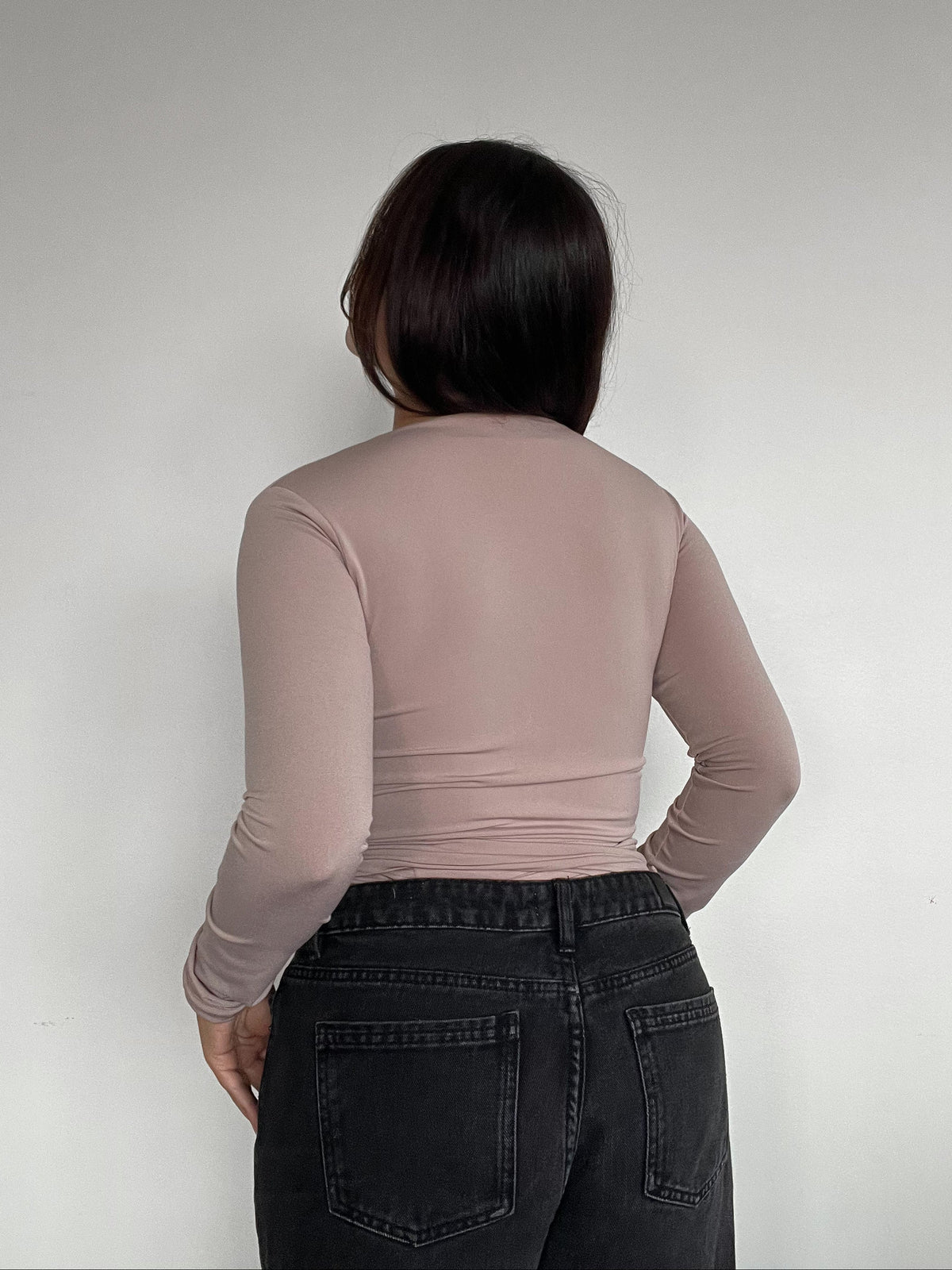 TOP PILATES BEIGE - POLERA MANGA LARGA ESCOTE CRUZADO AMARRAS