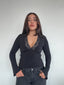 TOP SIENNA NEGRO - POLERA CON ESCOTE Y ENCAJE