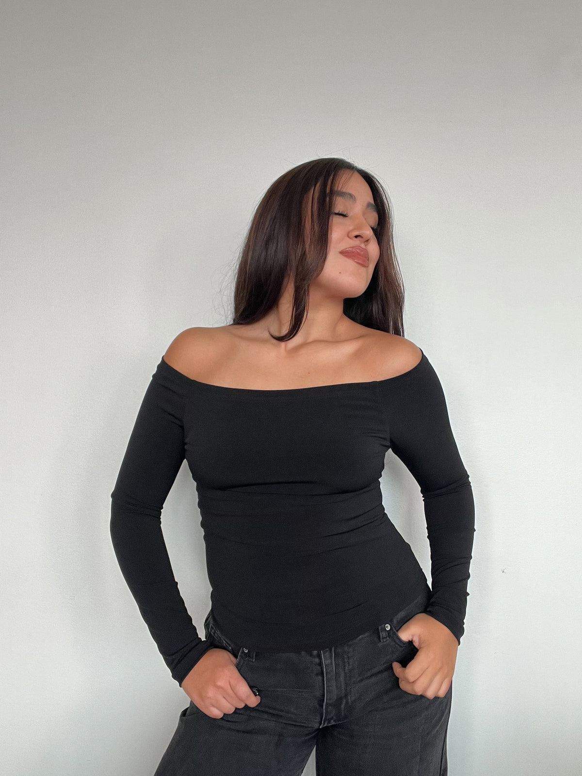 TOP LUNA NEGRO - POLERA MANGA LARGA OFF SHOULDER AJUSTADA