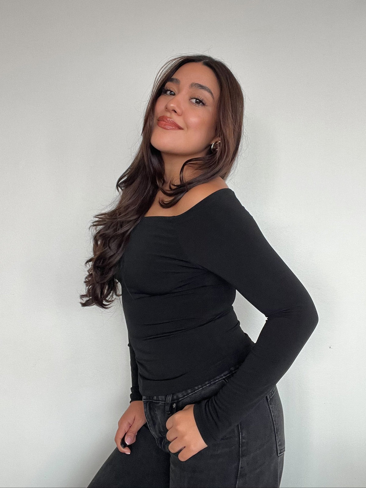 TOP LUNA NEGRO - POLERA MANGA LARGA OFF SHOULDER AJUSTADA