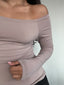 TOP LUNA BEIGE - POLERA MANGA LARGA OFF SHOULDER AJUSTADA