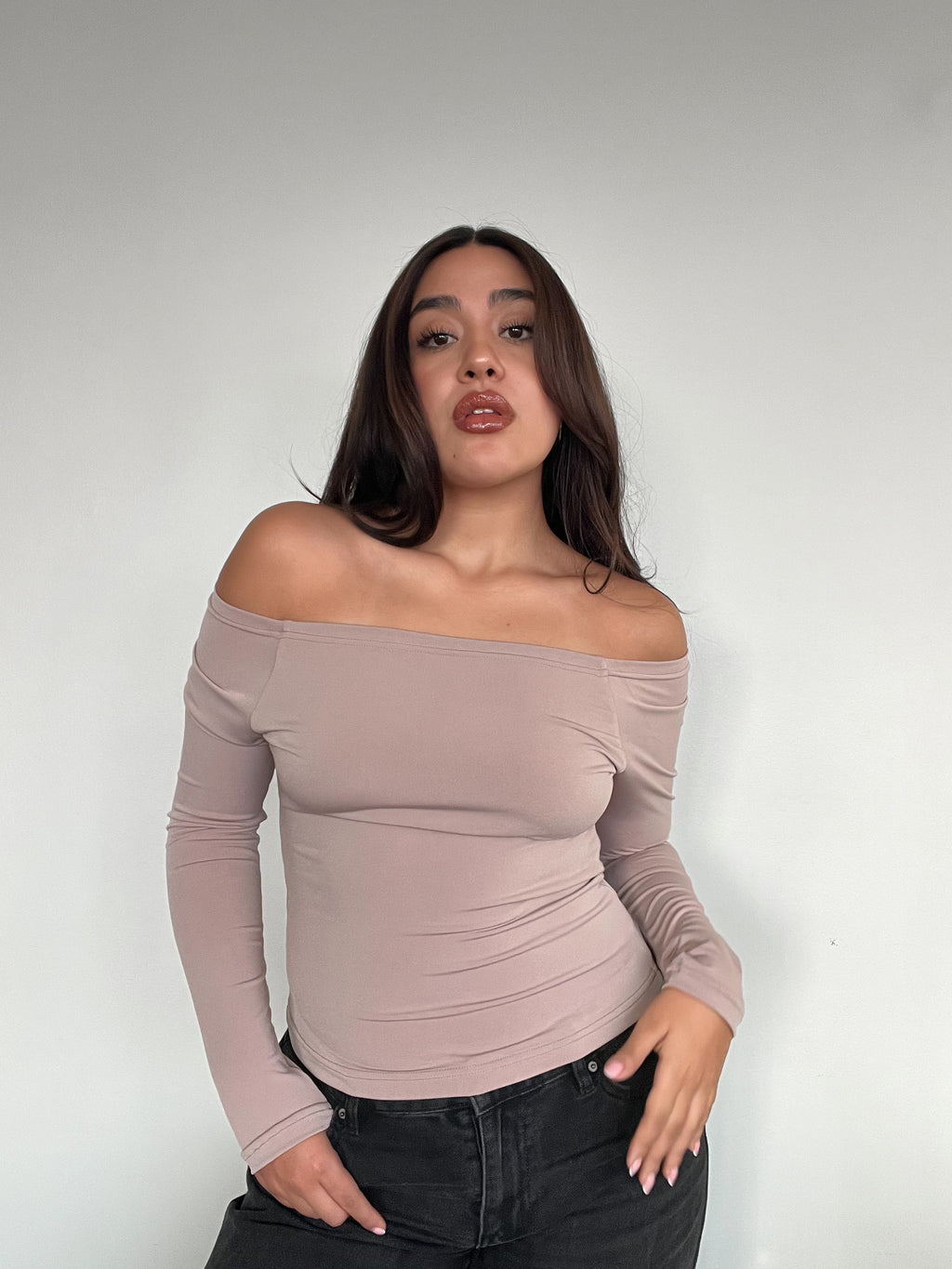 TOP LUNA BEIGE - POLERA MANGA LARGA OFF SHOULDER AJUSTADA