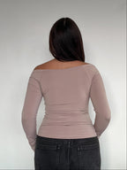 TOP LUNA BEIGE - POLERA MANGA LARGA OFF SHOULDER AJUSTADA