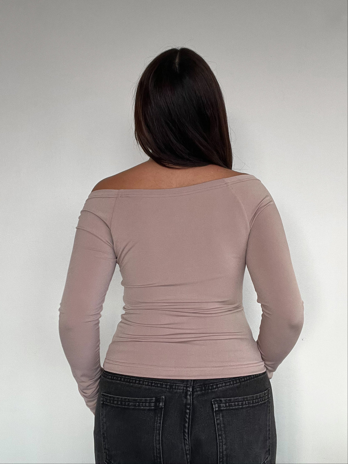 TOP LUNA BEIGE - POLERA MANGA LARGA OFF SHOULDER AJUSTADA