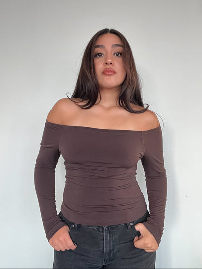 TOP LUNA CAFÉ - POLERA MANGA LARGA OFF SHOULDER AJUSTADA