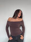TOP LUNA CAFÉ - POLERA MANGA LARGA OFF SHOULDER AJUSTADA