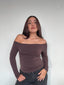 TOP LUNA CAFÉ - POLERA MANGA LARGA OFF SHOULDER AJUSTADA