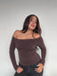 TOP LUNA CAFÉ - POLERA MANGA LARGA OFF SHOULDER AJUSTADA