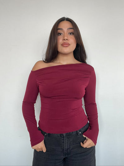 TOP AURORA BURDEO - POLERA MANGA LARGA ASIMÉTRICA AJUSTADA
