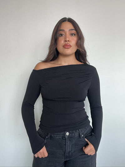 TOP AURORA NEGRO - POLERA MANGA LARGA ASIMÉTRICA AJUSTADA
